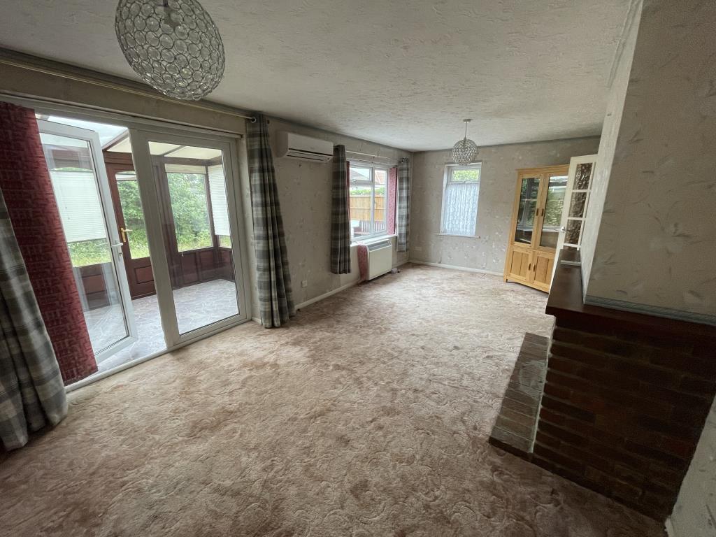 Lot: 99 - DETACHED BUNGALOW WITH CONSERVATORY FOR IMPROVEMENT - Internal view of lounge with conservatory